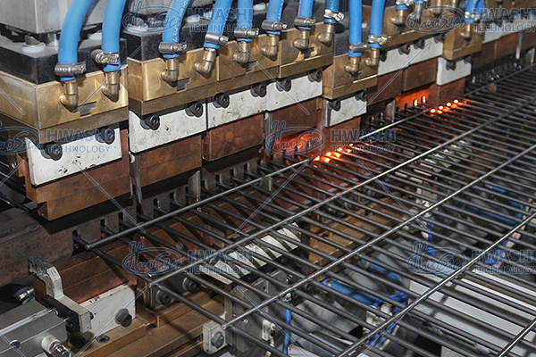 M&aacute;quina avanzada de soldadura autom&aacute;tica de estantes de alambre para l&iacute;nea de producci&oacute;n de estantes de cubierta de malla de alambre 6