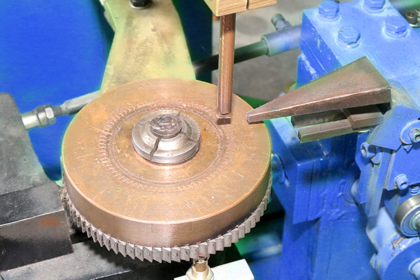 Máquina automática de soldadura por puntos para anillo interior con distribución precisa del alambre 4