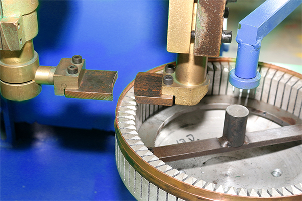 Máquina automática de soldadura por puntos para anillo interior con distribución precisa del alambre 6