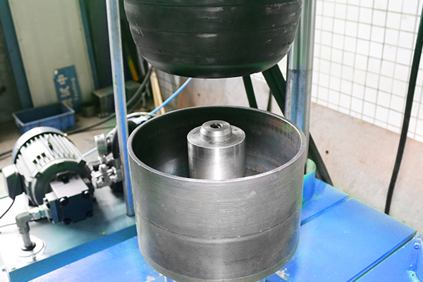 Máquina automática de soldadura por puntos para anillo interior con distribución precisa del alambre 10