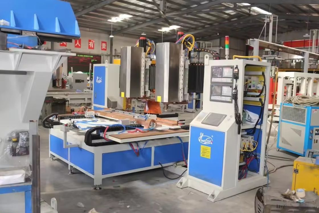 Máquina de soldadura por puntos de CNC de siete ejes con doble cabeza de chapa automática de metal para estante de sentadillas