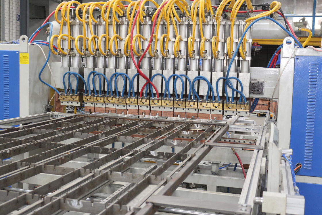 Soldadora automática de estantes de alambre con ahorro de energía que ofrece un rendimiento estable y fácil mantenimiento para líneas de ensamblaje de estantes de alambre