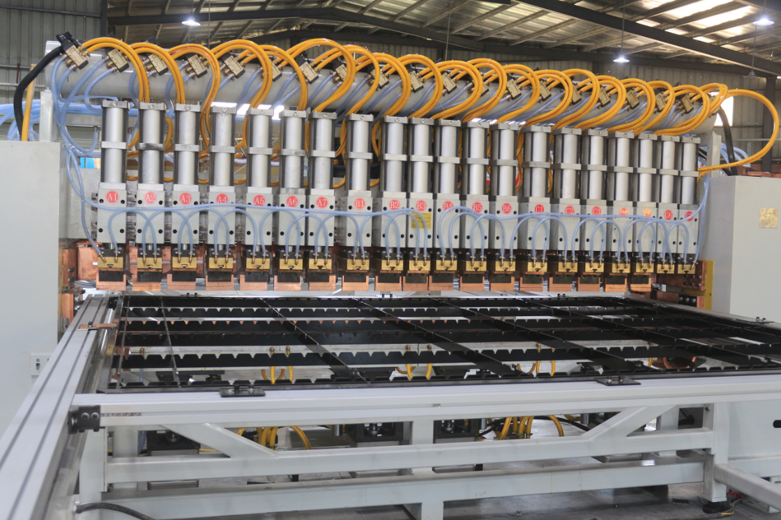 Hwashi AT-MF25K Soldadora de puntos múltiples con el inversor MFDC Alimentación con alimentación servo y espaciamiento de electrodos ajustable